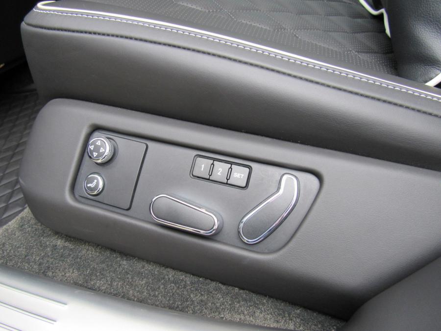 Детали интерьера Bentley Flying Spur V8 S 2017 года  (фото 80 из 154)